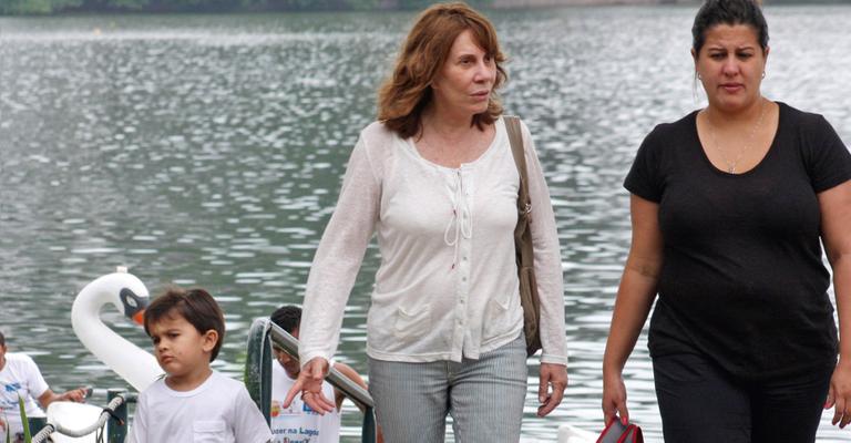 Renata Sorrah aproveita passeio com o neto e a filha