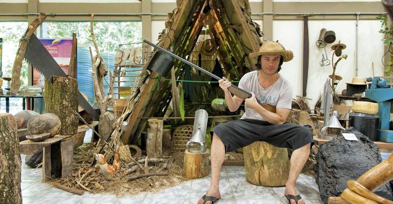 Em Manaus, Igor Cotrim visita Casa da Ciência com a amada