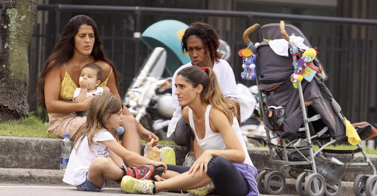 Cynthia Howlett diverte a caçula no Rio de Janeiro