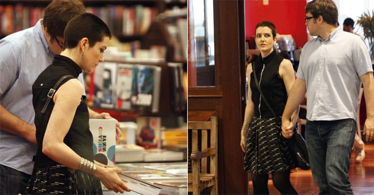 Larissa Maciel desfila novo corte de cabelo em shopping no Rio