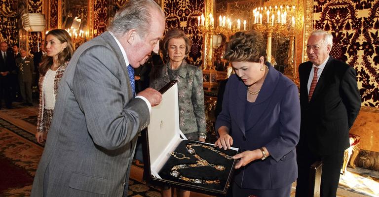 Dilma Rousseff recebe homenagem do rei Juan Carlos, na Espanha