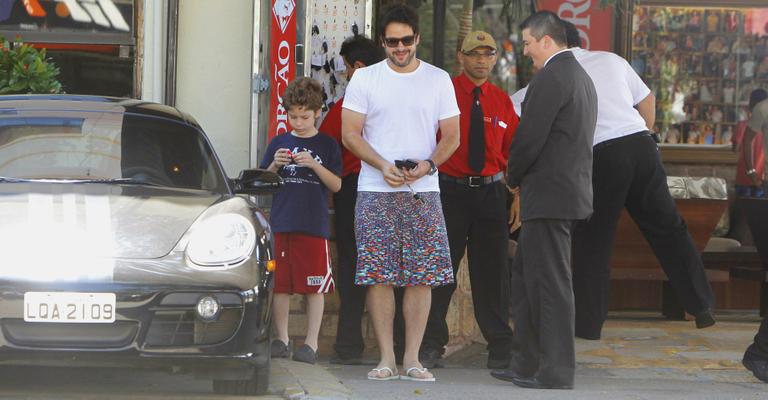 À vontade, Murilo Benício vai a restaurante com o filho no Rio