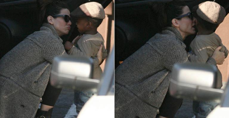 Durante passeio, Sandra Bullock faz caretas para divertir o pequeno Louis