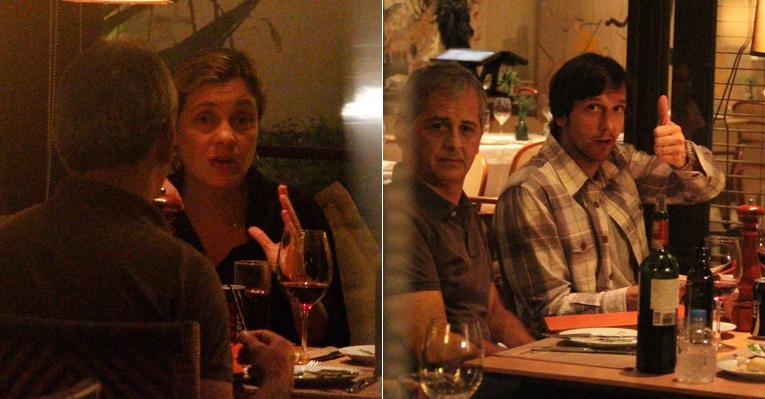 Adriana Esteves e Vladimir Brichta jantam com amigos no Rio