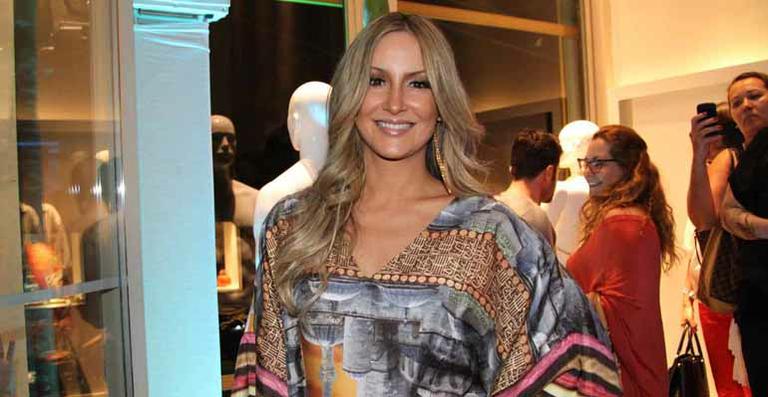 Claudia Leitte faz pocket show em evento fashion