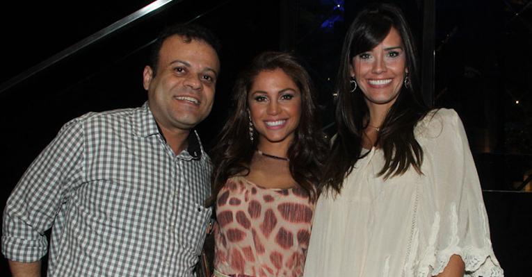 Com amigos, Maria Melilo comemora seu aniversário de 29 anos