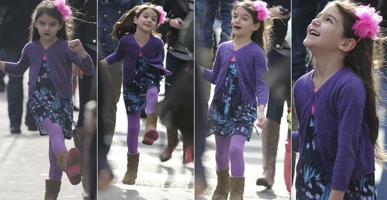 Suri Cruise se diverte com Katie pelas ruas de Nova York, Estados Unidos