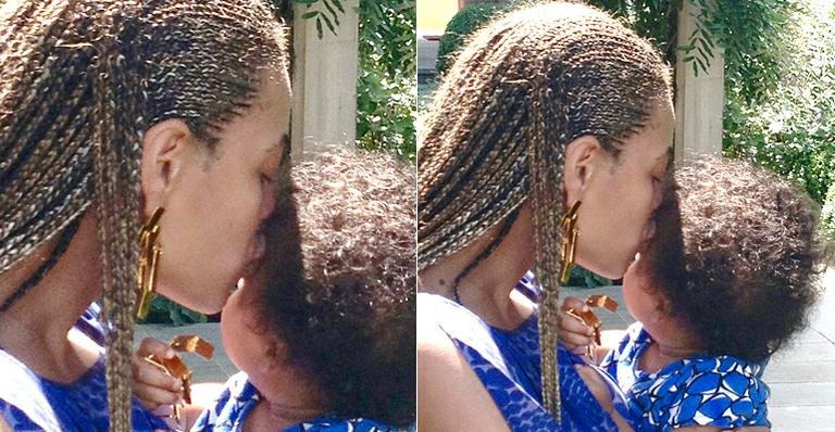 Beyoncé beija a pequena Blue Ivy em foto divulgada na internet