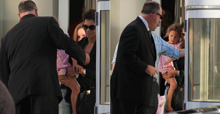 Halle Berry e a filha, Nahla, são escoltadas por quatro policiais ao saírem do teatro