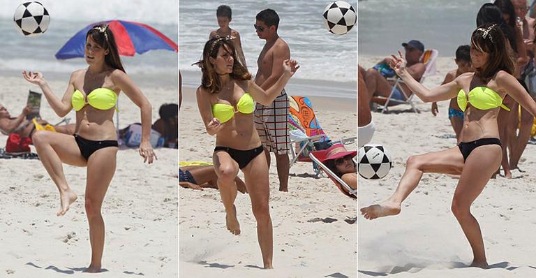 Com biquíni tomara que caia, Fernanda Pontes mostra habilidade no futevôlei