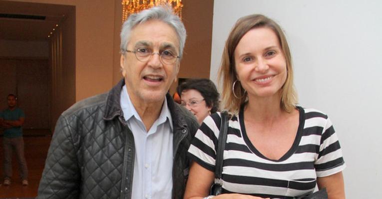Na companhia de Paula Burlamaqui, Caetano Veloso confere peça no Rio