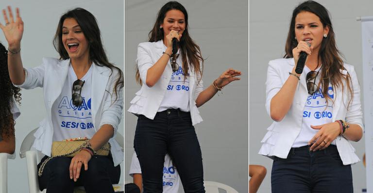 Com o elenco de ‘Salve Jorge’, Bruna Marquezine comanda ação social no Morro do Alemão