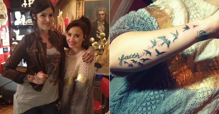Demi Lovato faz nova tatuagem com Kat Von D