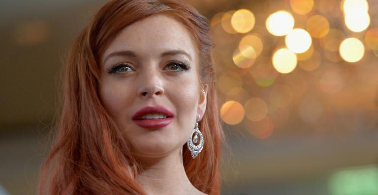 Lindsay Lohan vai presa por agredir mulher em casa noturna