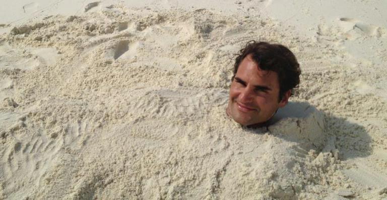 Federer se cobre de areia e brinca com fãs
