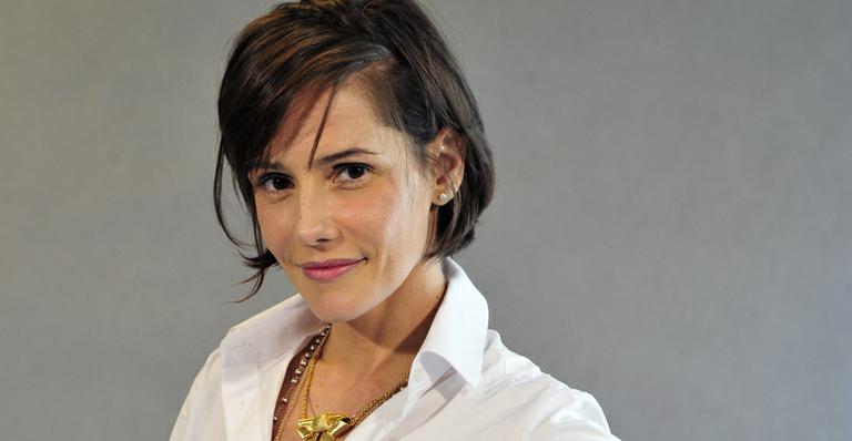 Deborah Secco ganha festa de aniversário surpresa nos bastidores de ‘Louco por Elas’