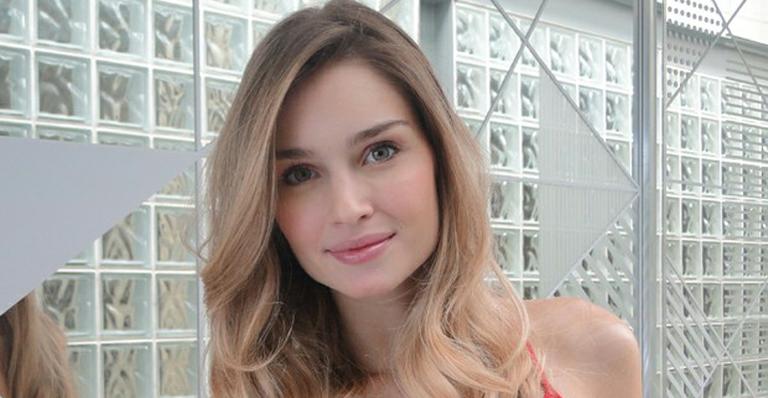 Raquel Bertani, a Analu de ‘Guerra dos Sexos’, não acha ruim o namorado sentir ciúme
