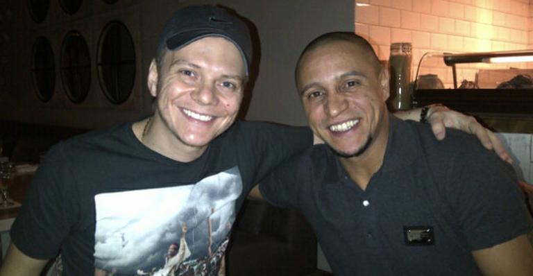 Michel Teló e Roberto Carlos jantam juntos na Rússia