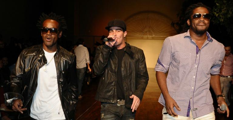 Thiago Martins e o Trio Ternura cantam em desfile na capital paulista