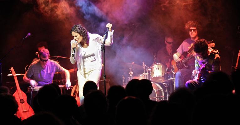 Em show intimista, Zélia Duncan lança novo disco em São Paulo