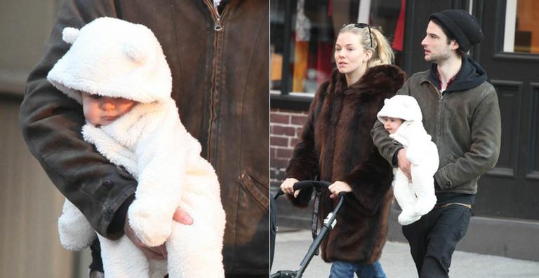 Sienna Miller passeia com a família por Nova York