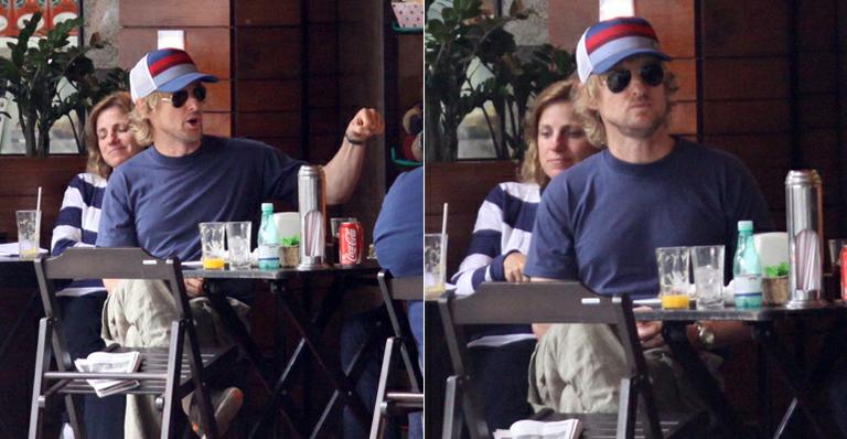 Owen Wilson faz lanche com amigo em padaria no Rio