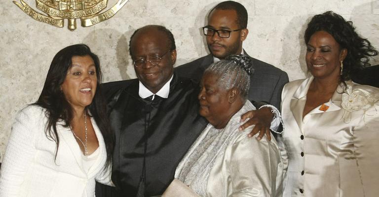 A posse de Joaquim Barbosa no STF recebe apoio de famosos