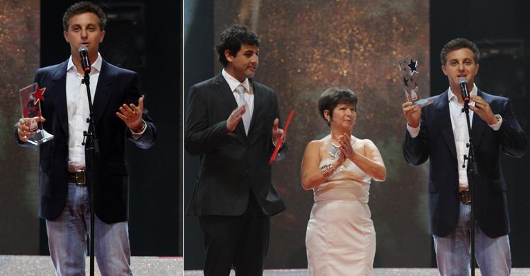 Premiado como melhor apresentador, Luciano Huck homenageia Hebe Camargo