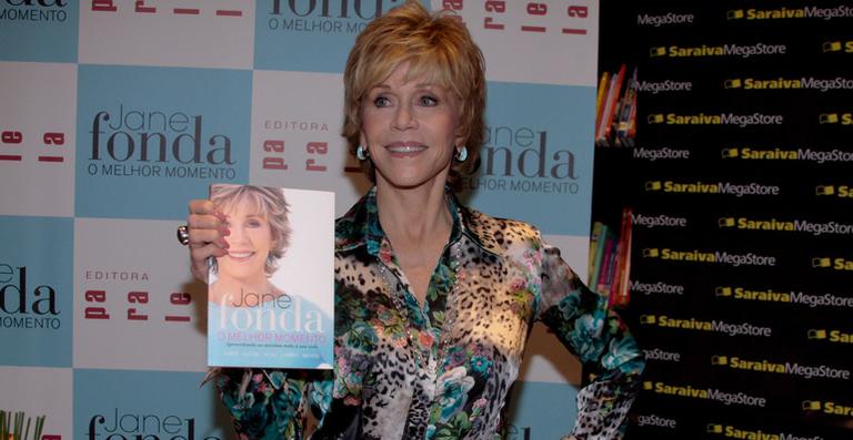 Jane Fonda autografa livro em São Paulo