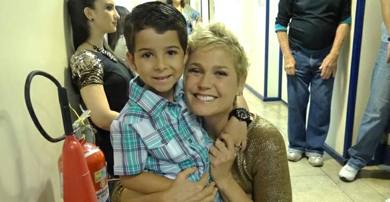 Luiz Felipe de Mello tieta Xuxa nos bastidores de gravação do ‘TV Xuxa’