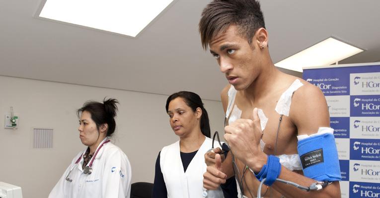Craques do Santos, como Neymar, realizam check-up para próxima temporada