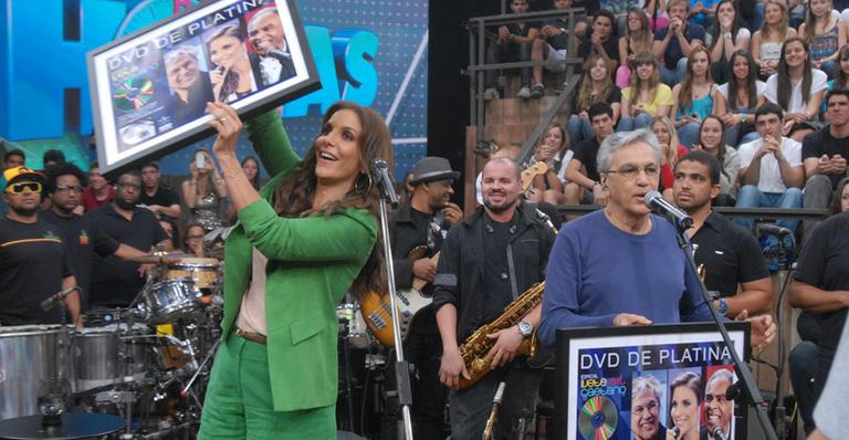 Ivete Sangalo e Caetano Veloso comemoram disco de platina no ‘Altas Horas’