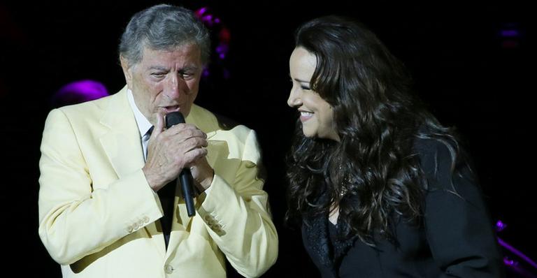 Tony Bennett canta com Ana Carolina e recebe disco de ouro no Rio de Janeiro