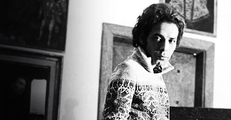 Uma galeria com fotos históricas e croquis do estilista brasileiro Dener