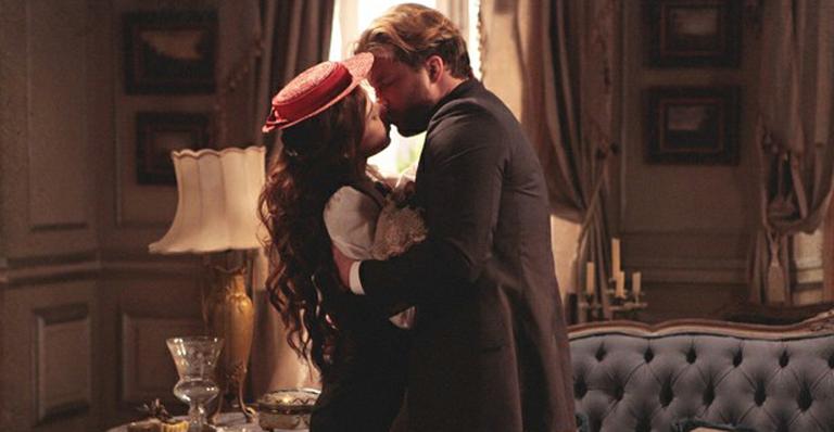 Laura e Edgar se rendem ao amor e trocam beijo em ‘Lado a Lado’