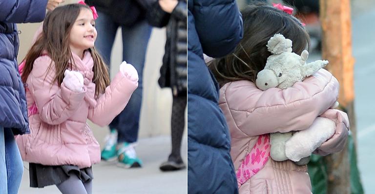 Suri Cruise demonstra carinho por pelúcia