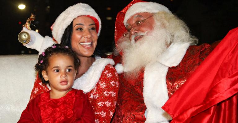 Scheila Carvalho se veste de Mamãe Noel e posa com a filha Giulia