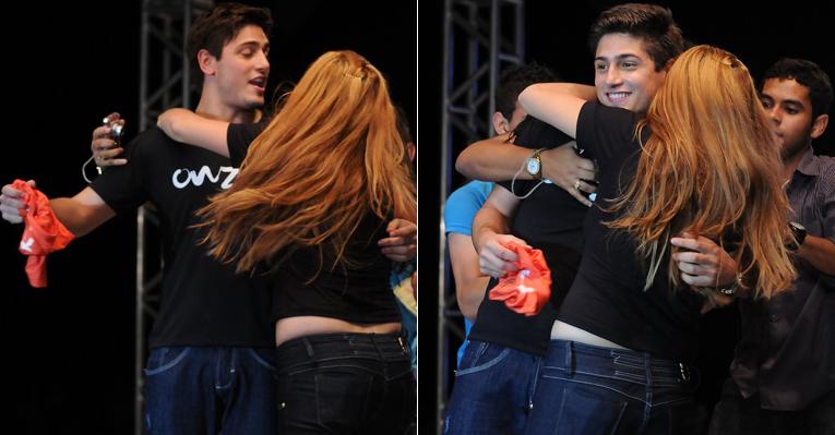 Daniel Rocha é agarrado por fãs em desfile