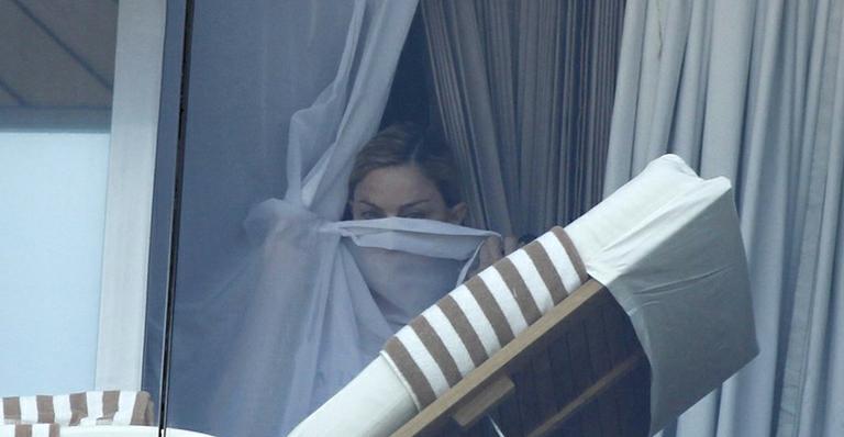 Madonna aparece ‘escondida’ atrás de cortina em sacada de hotel