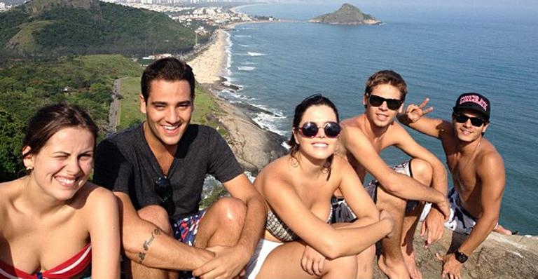 Giovanna Lancellotti e Arthur Aguiar curtem paisagem com os amigos