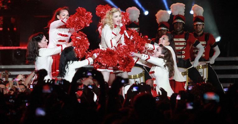 Mesmo atrasada, Madonna encanta público carioca com ‘periguete’ tatuado nas costas