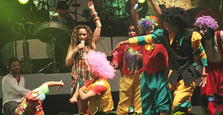 Daniela Mercury leva palhaços para o palco em show