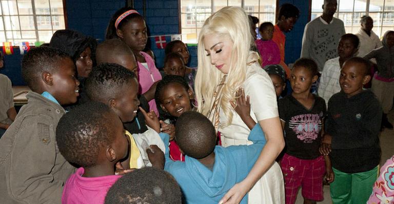 Lady Gaga visita crianças de projeto social na África do Sul