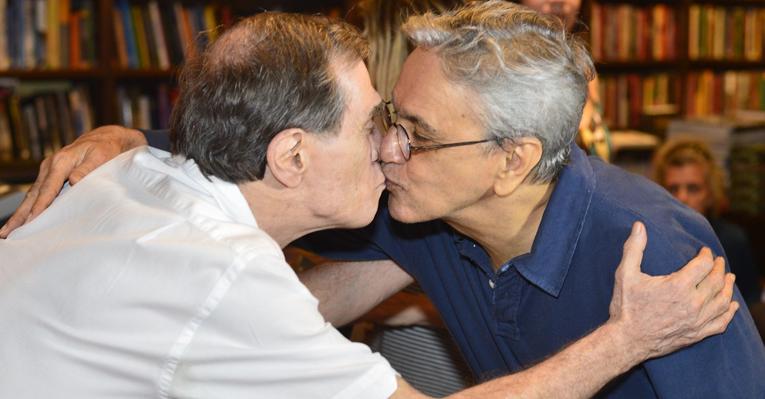 Caetano Veloso dá selinho no amigo Jorge Mautner