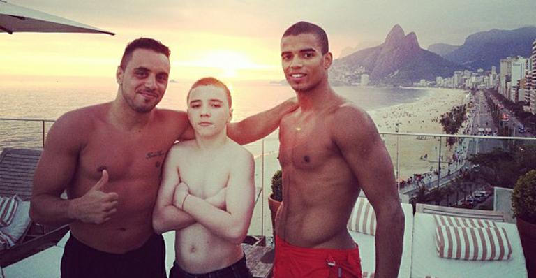 Filho e namorado de Madonna se despedem do Rio de Janeiro