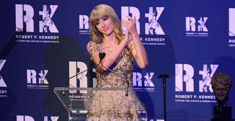 Taylor Swift recebe prêmio da família do ex
