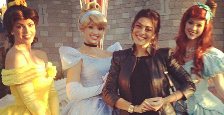 Juliana Paes posa com as Princesas da Disney