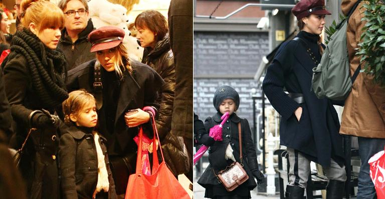 Em clima de Natal, Jessica Alba faz compras em Londres