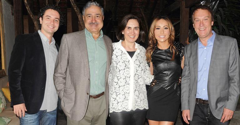 Johnny Saad em clima de festa com elenco da Band