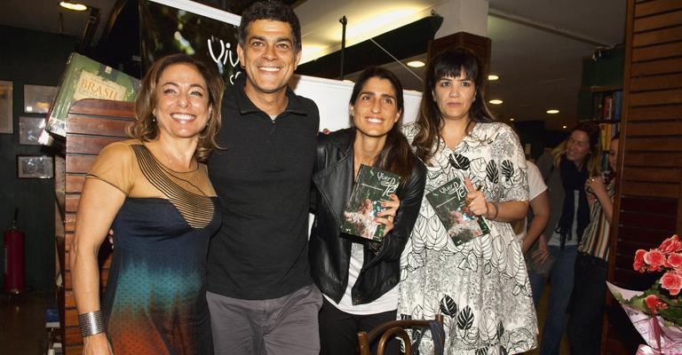 Cissa Guimarães recebe amigos vips em lançamento de livro